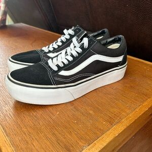 Vans Woman’s Suede and Canvas Platform  Old Skool Shoes